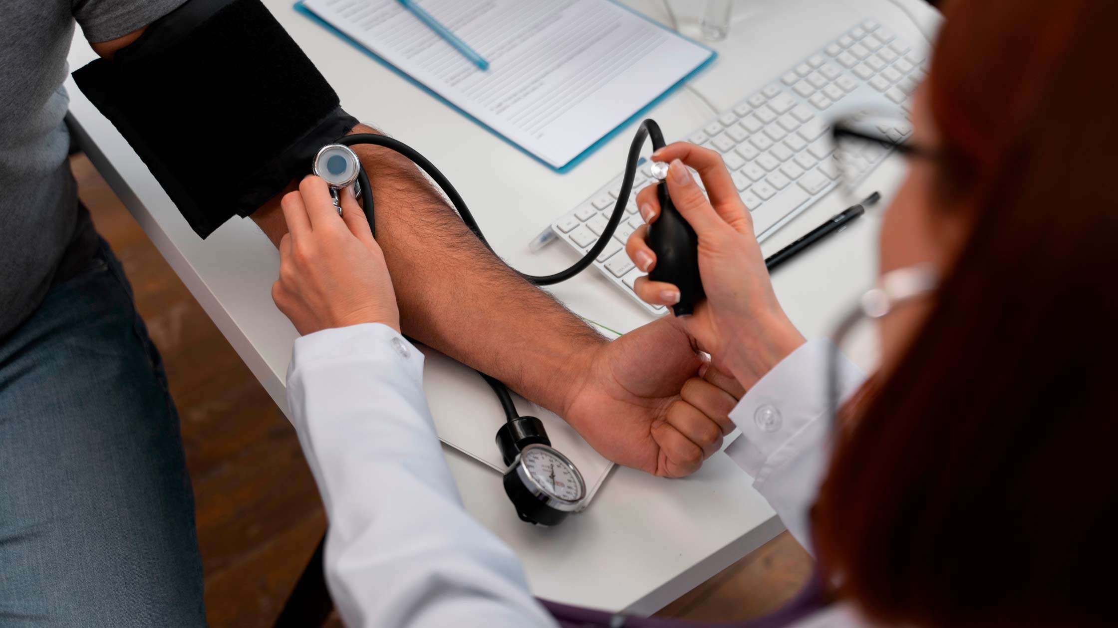 Essa imagem demonstra uma médica fazendo um exame preventivo no paciente. Exames clínicos Medial Labor.