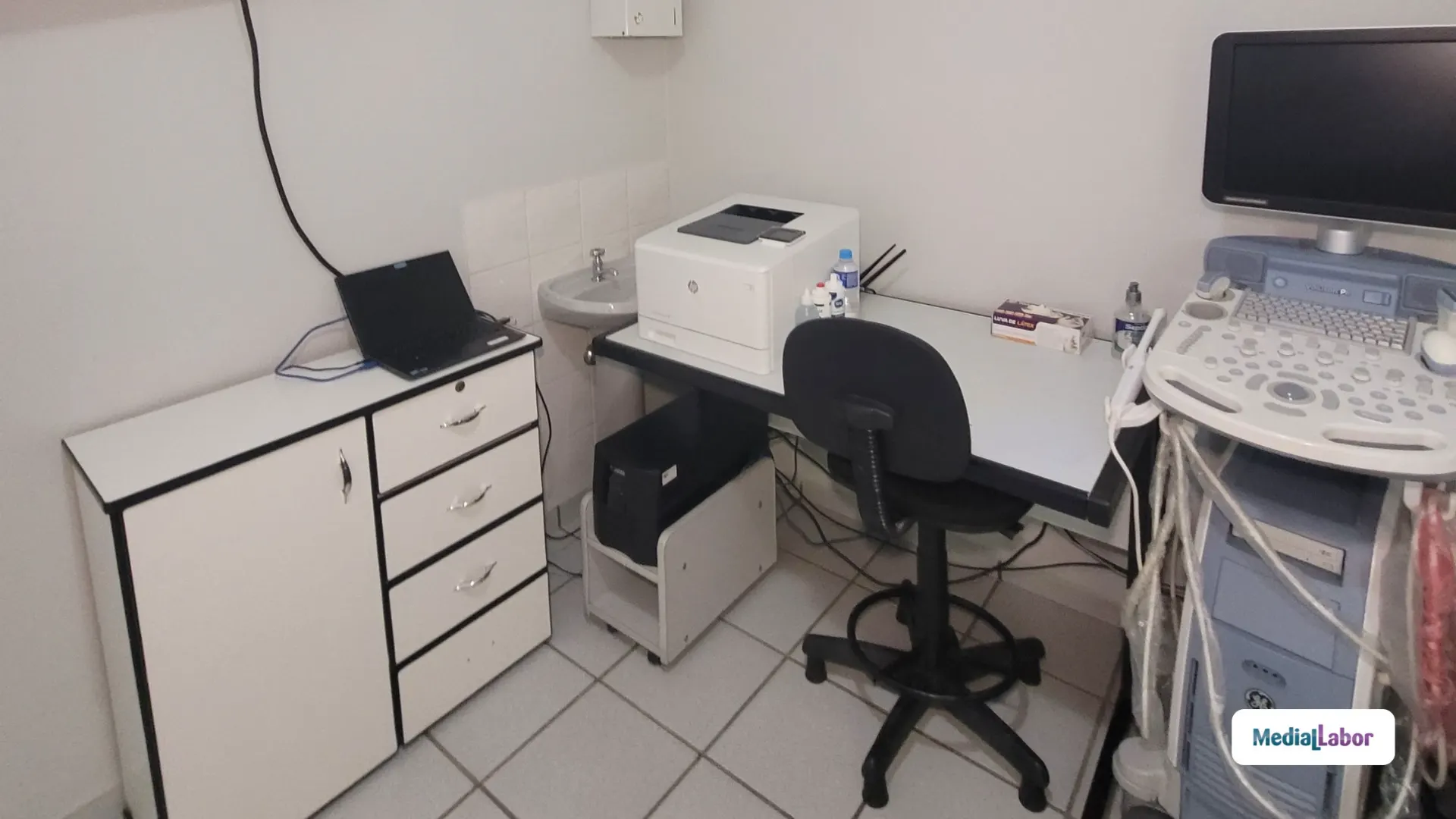 sala-laboratorio-com-equipamentos-ultrassom-computador.webp