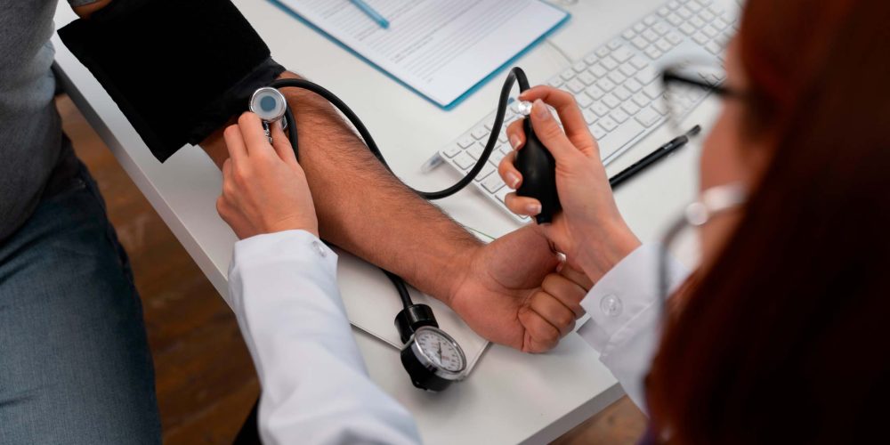 Essa imagem demonstra uma médica fazendo um exame preventivo no paciente. Exames clínicos Medial Labor.