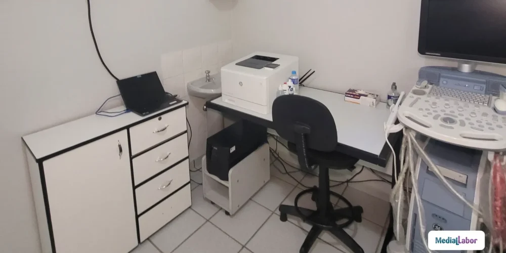 sala-laboratorio-com-equipamentos-ultrassom-computador.webp